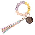 Dettaglio del portachiavi MAMA con perle in legno leopardate e nappa arcobaleno - Viola Giallo Rosa