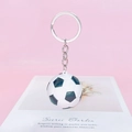 Dettaglio del portachiavi mini pallone da calcio con classico motivo sportivo nero e bianco - Calcio