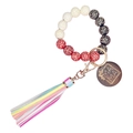 Dettaglio perline in silicone leopardato con ciondolo MAMA in legno e nappa arcobaleno - Nero Bianco Rosso