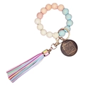 Dettaglio portachiavi con perline leopardate, ciondolo MAMA in legno e nappe colorate - Rosa Blu Bianco