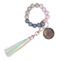 Dettaglio perle in silicone leopardate con ciondolo MAMA in legno e nappa colorata su gancio - Grigio Viola Blu Scuro