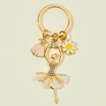 Dettaglio ravvicinato di un portachiavi ballerina dorato con strass e ciondoli - Beige
