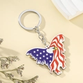 Detailansicht eines Holz-Adler-Schlüsselanhängers mit US-Flaggen-Design und Metallring-Halter - Amerikanische Flagge Schmetterling Adler