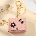 Mini custodia per auricolari in pelle trapuntata rosa con portachiavi d'oro e fiori - Portachiavi borsa stile trapuntato / Rosa
