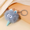 Detail van de schattige monster ijsje pluche sleutelhanger met zachte blauwe textuur - Blauw