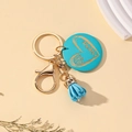 Llavero de madera MAMA azul cielo con grabado de corazón y borla en aro dorado - Azul