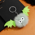 Détail du porte-clés chauve-souris en peluche grise avec ailes vertes sur Halloween - Vert