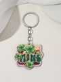 Detailopname van groene klavertje vier sleutelhanger met MINE-tekst op acryl hanger - MINE Klavertje Stijl Met Paarse Rand (4)