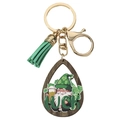 Dettaglio del portachiavi di San Patrizio con nappa verde e ciondolo in legno - Stile Gnomo Fortunato (Stile 3)