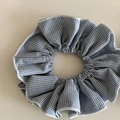 Détail d'un chouchou à carreaux vichy bleu et blanc avec bordure blanche délicate - Carreaux Bleu et Noir