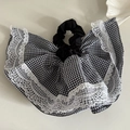 Détail d'un chouchou style ballet à carreaux noirs et blancs avec bordure en dentelle - Rayé Noir