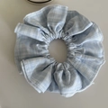 Dettaglio di un elastico per capelli a quadretti azzurri e bianchi con morbida texture increspata - Piccolo / Quadri Blu Bianco