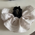 Détail d'un chouchou en dentelle à carreaux montrant la texture et les broderies florales - Blanc Crème à Rayures