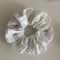Dettaglio di uno scrunchie bianco con pois blu e motivi a fiocco con cuciture rifinite - Piccolo / Bianco Pois Blu Con Fiocco