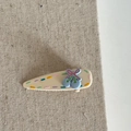 Graziosa clip per capelli con ciliegie blu e fiocco rosa su sfondo beige - Clip Goccia Crema Ciliegia Blu