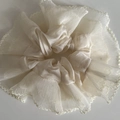 Eleganter cremeweißer Ballett-Organza-Haargummi mit Spitzenkanten für Frauen - Weiß