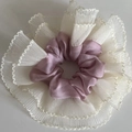 Eleganter lavendelfarbener Satin-Haargummi mit cremefarbenen Spitzenkanten und Netzdesign - Rosa