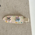 Dettaglio di un fermaglio per capelli carino con ciliegie 3D e pois colorati su tessuto - Clip Senza Traccia Ciliegia Rosa Blu Crema