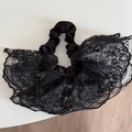 Detaillierte Nahaufnahme von doppellagigem schwarzem Spitzen-Scrunchie mit Satin-Struktur - Schwarz