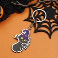 Halloween zwarte kat sleutelhanger met paarse heksenhoed op felle oranje achtergrond - Kat met Hoed