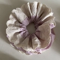 Elegante oversized dubbellaagse kant scrunchie met paarse stof en bloemenborduurwerk - Paars