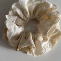 Elegante crème dubbellaagse kanten scrunchie met borduursel en golvende randen - Beige