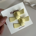 Par de pinzas para el pelo con lazo de mariposa amarillo claro en tarjeta blanca - Amarillo