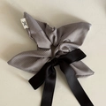 Detail van zwart-wit geruite scrunchie met een lange satijnen strik en geweven merklabel - 1# Kakikleurige Vlieger Strik Haarelastiekje