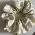 Detail van Koreaanse dubbellaagse kant haarelastiekje met groen borduurwerk in frisse stijl - Groen