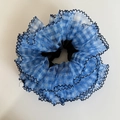 Detailansicht des blau-weiß karierten Organza-Haargummis mit schwarzen Wellenkanten - Blau Kariert
