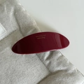 Detailansicht der glatten weinroten Acetat-Haarspange mit goldener Aufschrift Barrette La France - Rot Gewölbt Stil