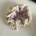 Handgefertigtes Blumen Scrunchie mit cremefarbener Spitze im Vintage-Look für Damen - Rosa Weißer Rand