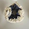 Detailansicht von Baumwollstoff mit Blumenmuster und beiger Häkelspitze am Haargummi - Marineblau Weißer Rand