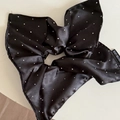 Coletero de satén negro estilo francés con tachuelas y etiqueta tejida FOR LOVE - Negro