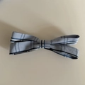 Dettaglio di un fermaglio per capelli a fiocco blu a scacchi in nastro grosgrain - Fermaglio Capelli Fiocco Righe Grigio