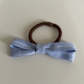 Dettaglio di un elastico per capelli con fiocco a quadretti blu e banda elastica marrone - Elastico Capelli Fiocco Quadretti Blu Chiaro