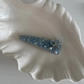 Dettaglio del fermaglio per capelli in cristallo azzurro con fiocco argento e perle - Fermaglio Triangolo Lungo Blu con Fiocco e Strass