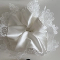 Elegante elastico in raso bianco con ricamo in pizzo floreale su sfondo bianco - Elastico in Pizzo Bianco