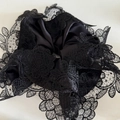 Grand chouchou élégant en dentelle noire avec broderie florale et centre en satin pour femme - Chouchou en Dentelle Noire