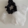 Détail du chouchou en dentelle douce avec centre en satin noir et mesh blanc élégant - Chouchou Noir avec Dentelle Blanche