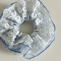 Detail eines blauen Spitzen-Karo-Haargummis mit floralem Netz und Wellenkanten - 3# Hellblau Gingham Spitze Stil