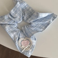 Dettaglio di scrunchie a quadretti blu con ricamo a cuore rosa e bordo in pizzo - Stile Cuore Rosa Quadretti Blu Bianco