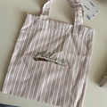 Detailansicht der lila-weiß gestreiften Canvas-Tragetasche mit metallischem Alline-Logo - Rosa Gestreifte Tragetasche