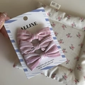 Set mit rosa gestreiften und karierten Schleifen-Haarspangen auf Displaykarte - Rosa Schleifen Trio