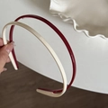 Detail van dubbellaagse haarklemmen in gelei-kleuren met antislip tanden in rood en crème - Dubbellaags Dunne Rand Met Tanden / Crèmewit en Rood Color Blocking
