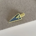 Detalle de pinza para el pelo triangular amarilla con tela denim y lazo - Clip Triángulo Base Amarilla Lazo Amarillo