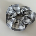 Detalle de coletero de cuadros con etiqueta de oso linda y tejido de alta calidad suave - Cuadros Blanco y Negro