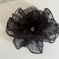 Chouchou en tulle noir à pois surdimensionné avec un design de texture volumineux et doux - Grand chouchou / Style à Pois Noirs