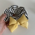 Dettaglio dell'elastico per capelli a righe bianche e nere con fiocco di raso giallo - Elastico Fiocco Giallo Strisce
