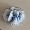 Chouchou bleu clair à pois avec bordure plissée blanche et liseré festonné bleu - Pois Bleus Blancs Avec Dentelle Blanche
